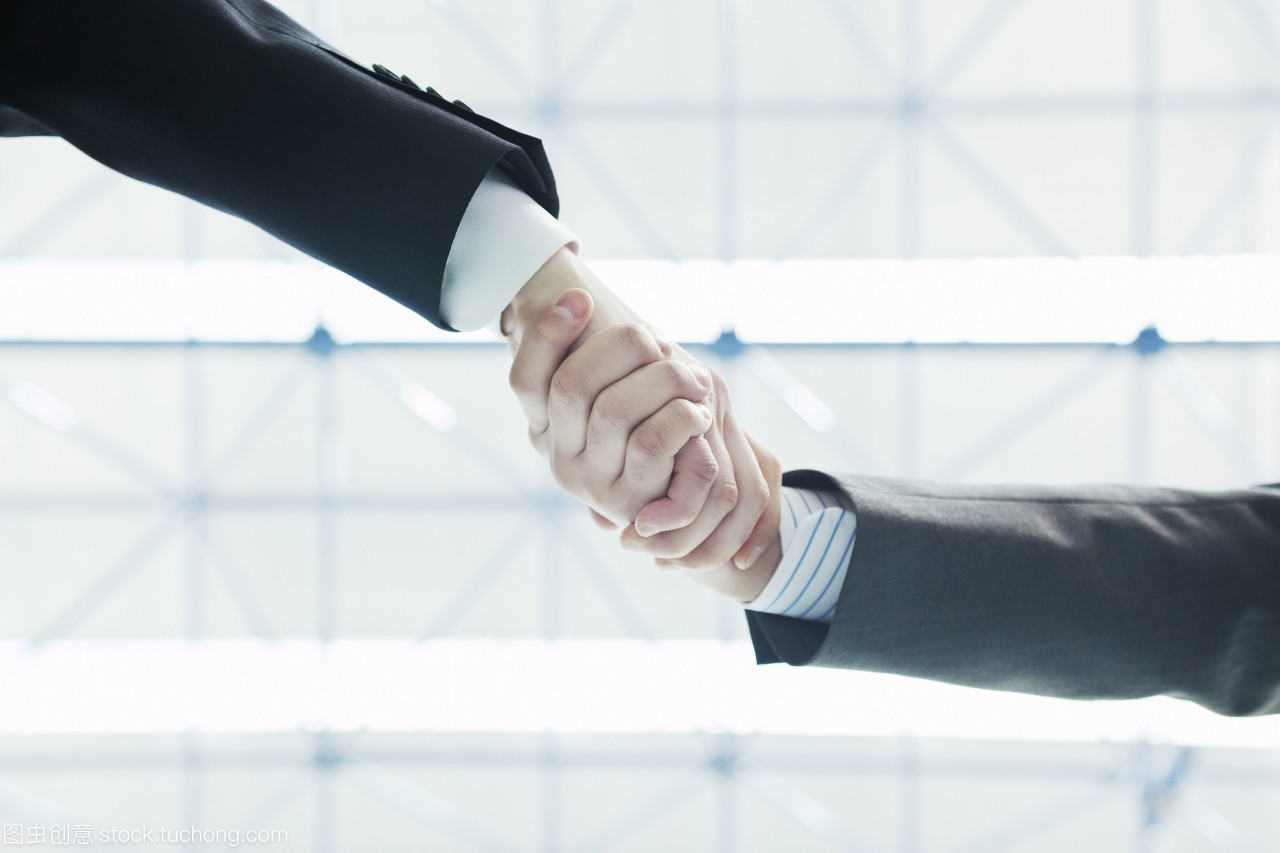 商界握手 廣告設(shè)計中的信任與合作象征